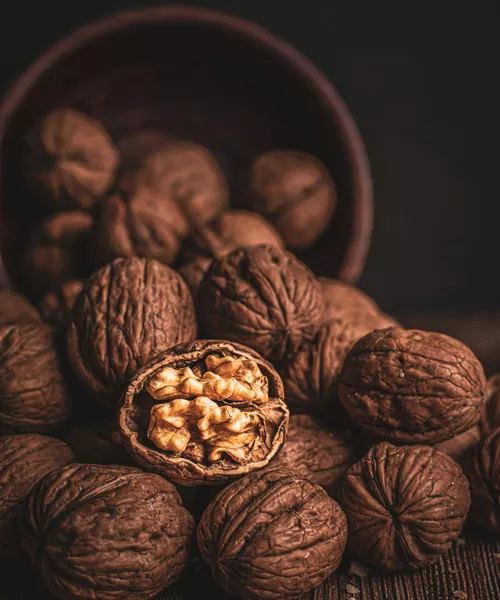 Naturally hand-cracked Beldi walnuts